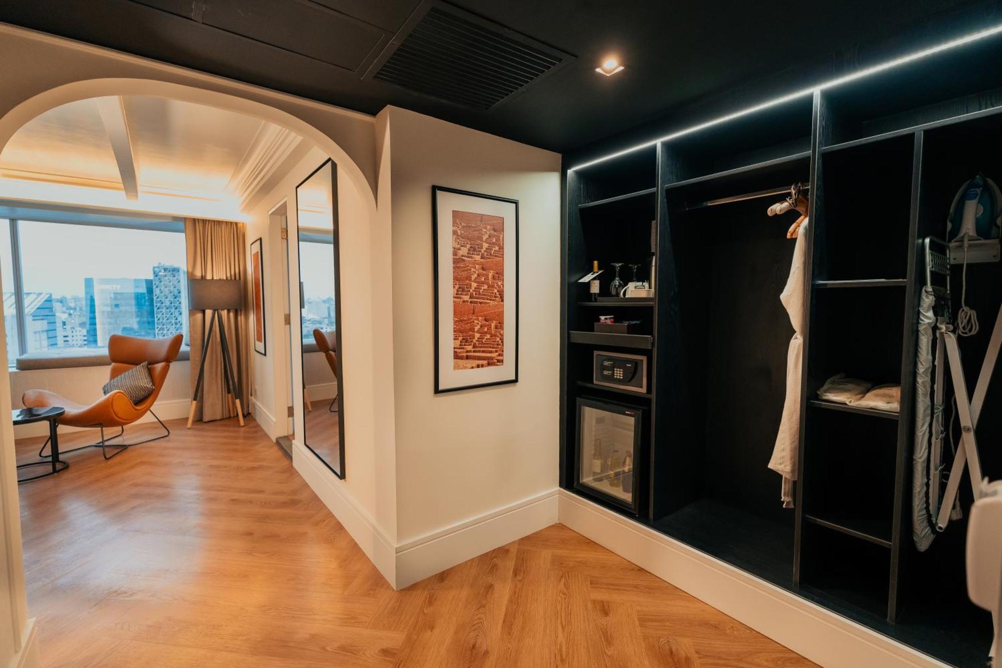 Casa Andina Premium Miraflores Lima Dış mekan fotoğraf A walk-in wardrobe