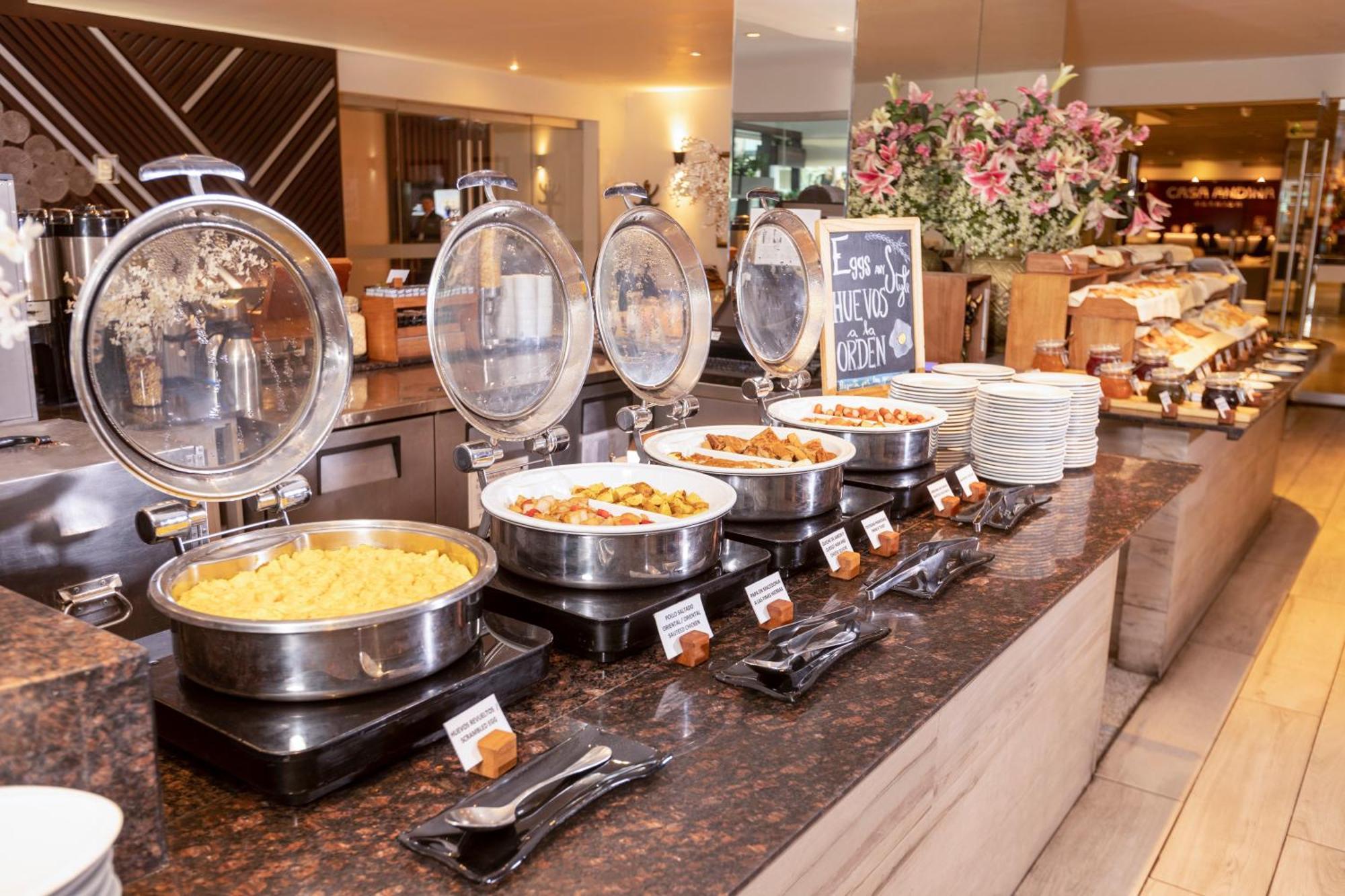 Casa Andina Premium Miraflores Lima Dış mekan fotoğraf A buffet at a hotel