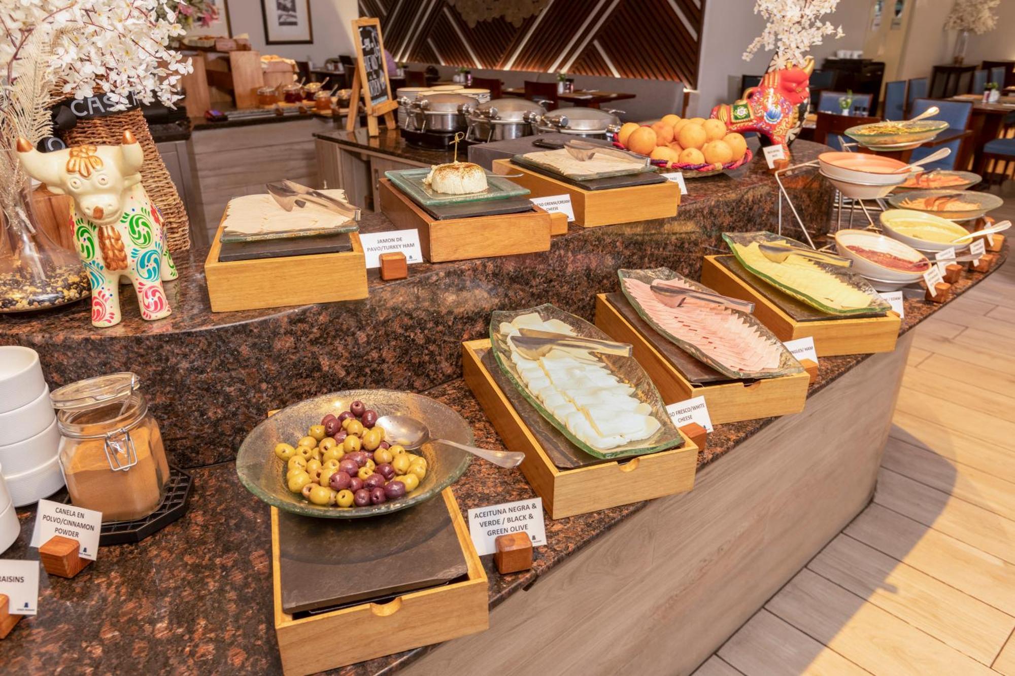 Casa Andina Premium Miraflores Lima Dış mekan fotoğraf A buffet at a hotel