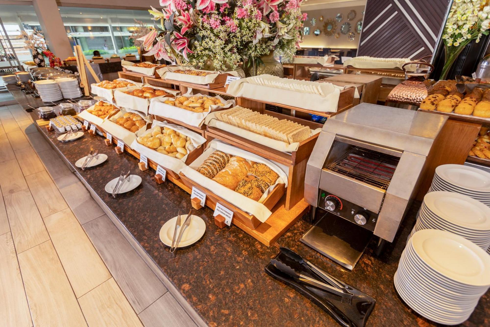 Casa Andina Premium Miraflores Lima Dış mekan fotoğraf A buffet at a hotel